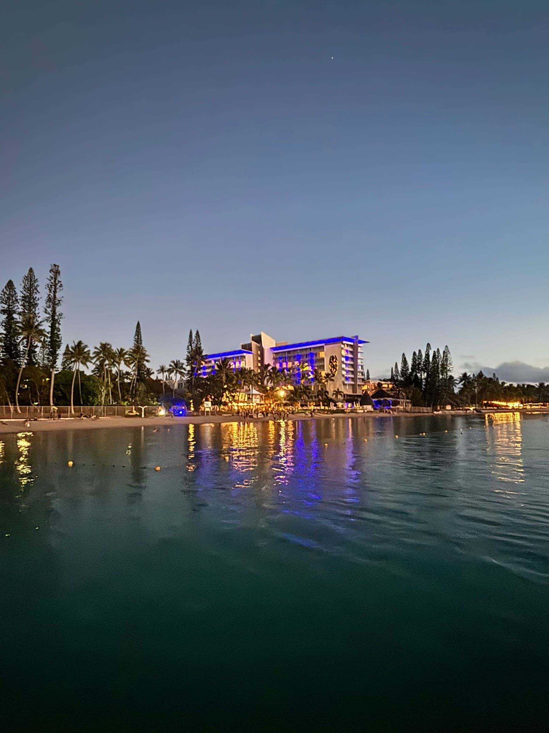 Le front de mer de Nouméa s’allume à la tombée de la nuit.