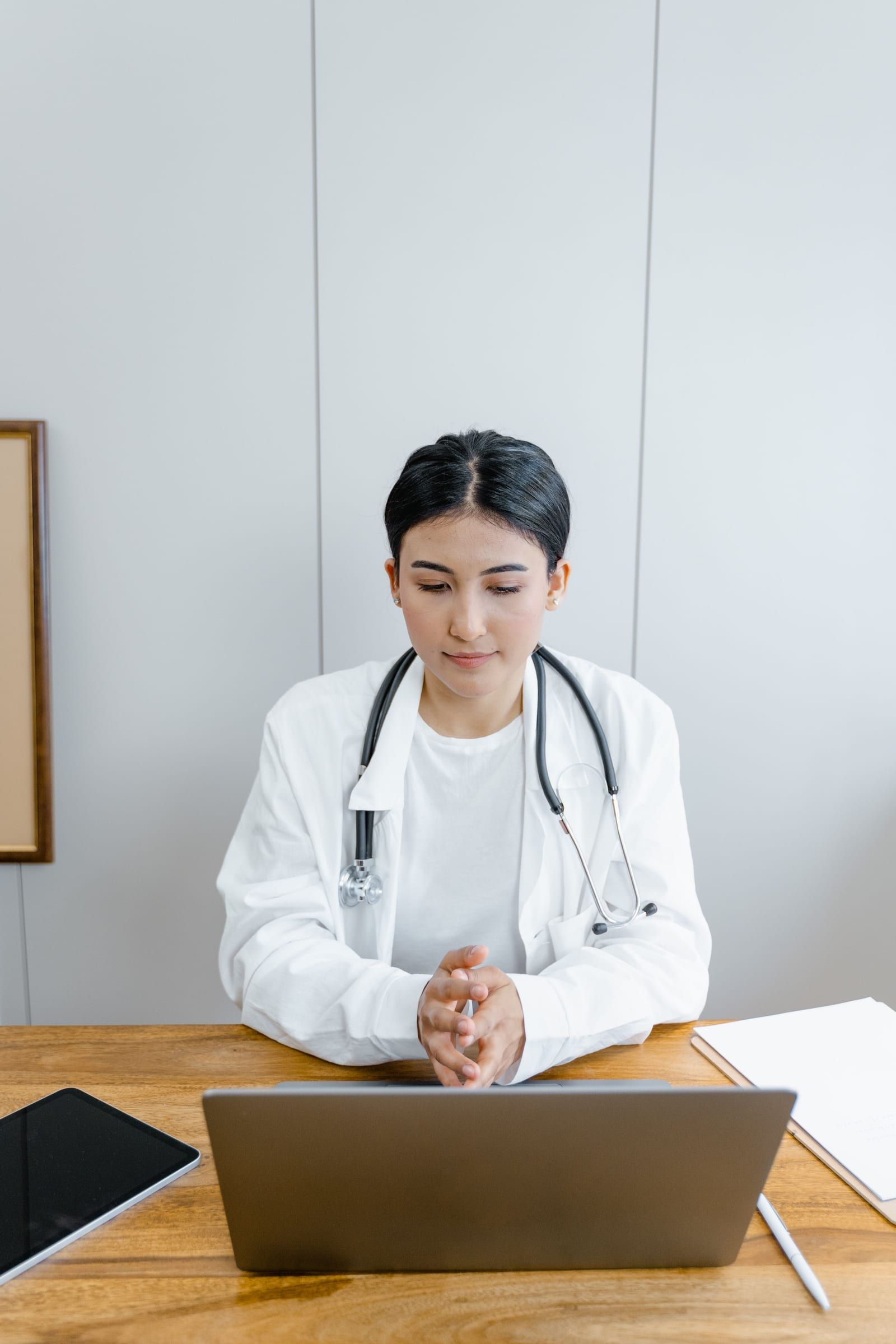 Une médecin devant son ordinateur, à son poste de consultation.