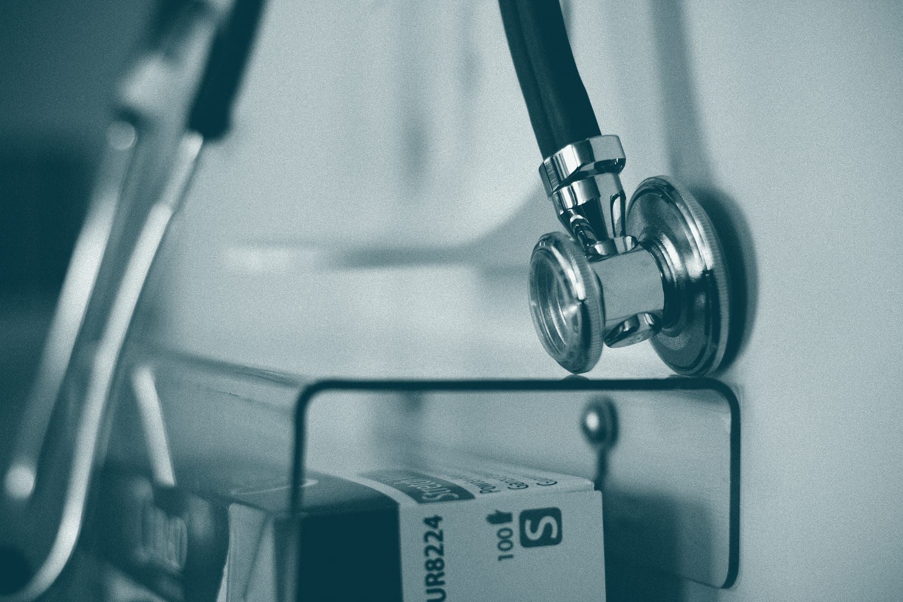 Un stéthoscope accroché à la cloison d’un cabinet.