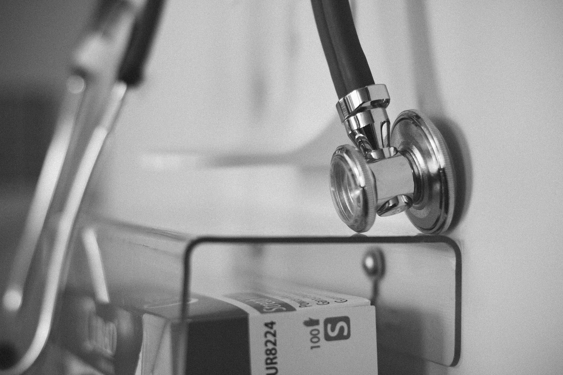 Un stéthoscope accroché au mur d’une salle de soins.
